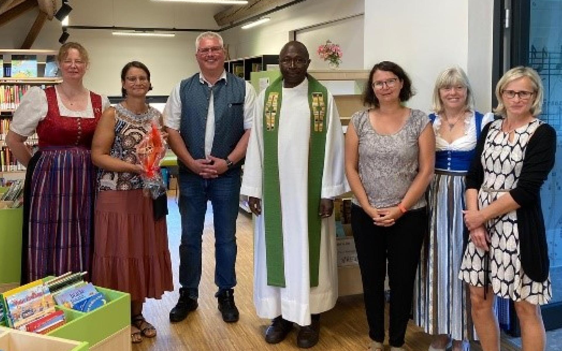 Foto Bibliotheksteam mit Pfarrer und Bürgermeister
